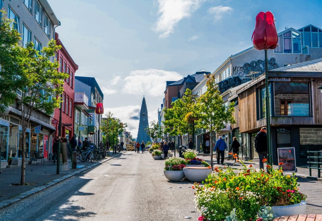 Straatbeeld met Hallgrímskirkja in Reykjavik