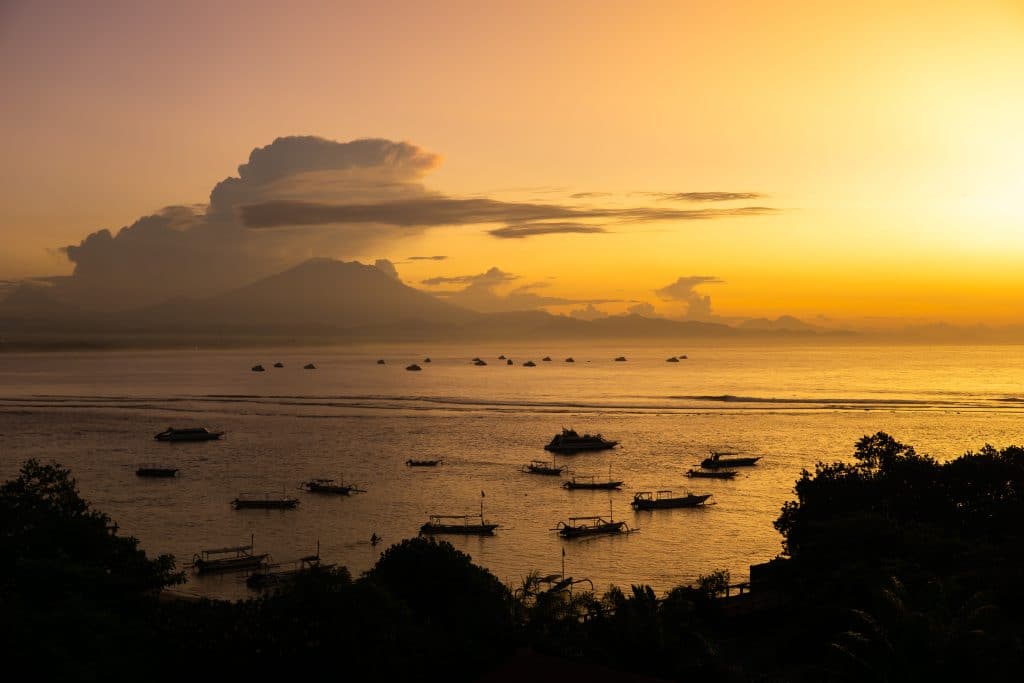 Vissersboten op zee bij zonsondergang in Bali