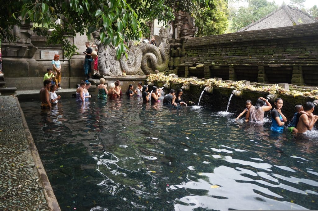 Ritueel baden bij Tirta Empul tempel op Bali