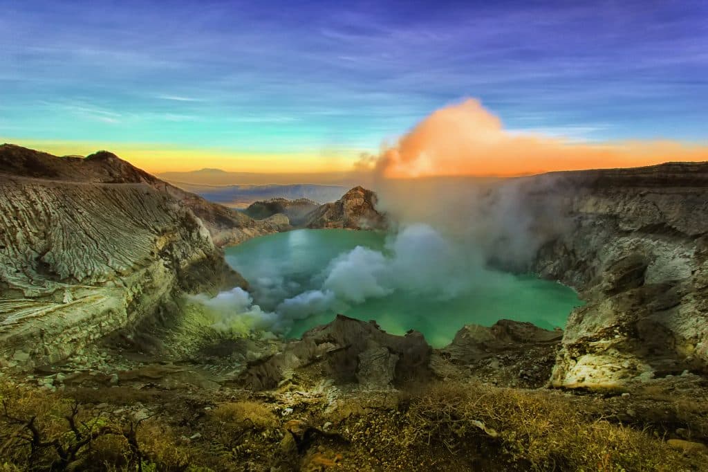 Vulkanische krater met zwavelmeer in Indonesië