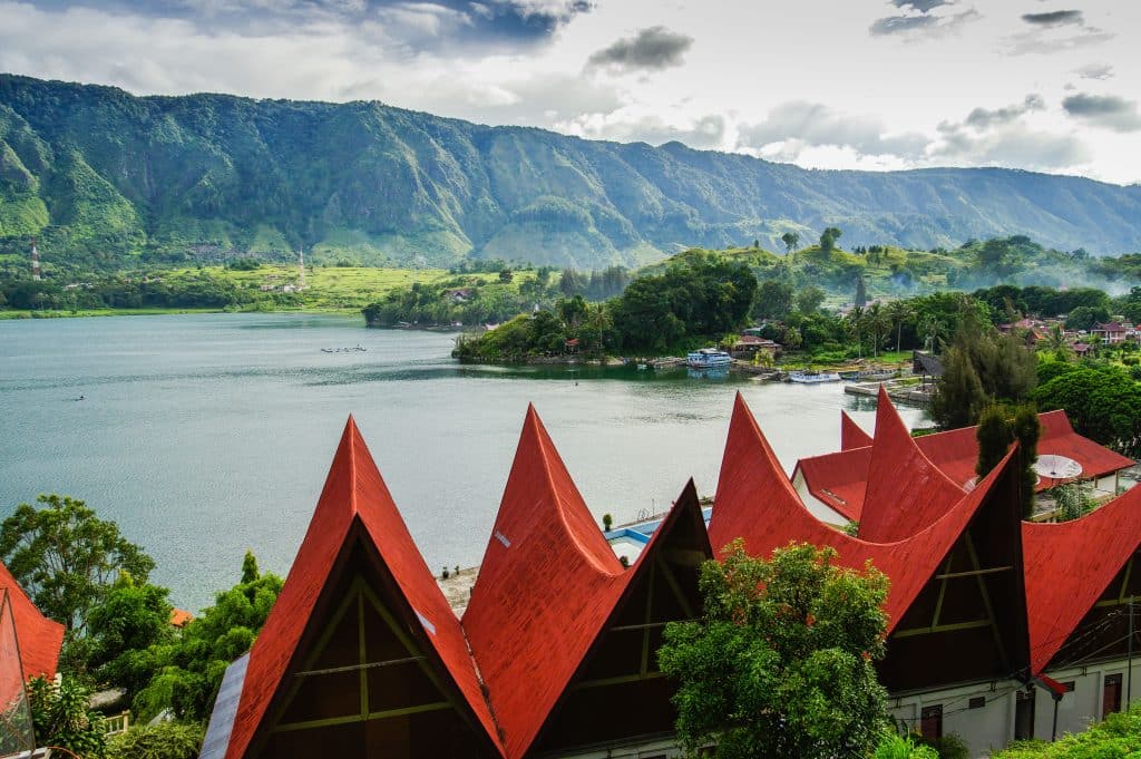 Rode daken en meer op eiland Samosir, Indonesië