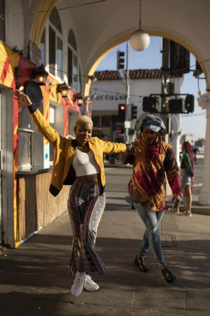 Twee mensen dansen op straat, Jamaica