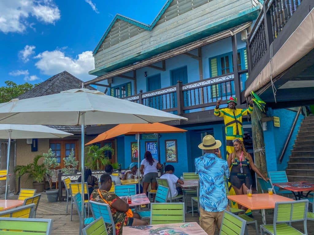 Kleurrijk terras met mensen in Jamaica