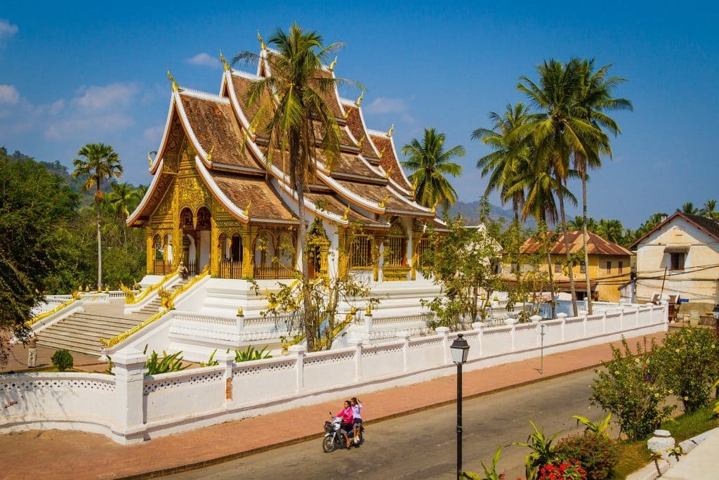 Traditionele tempel met gouden details in Laos