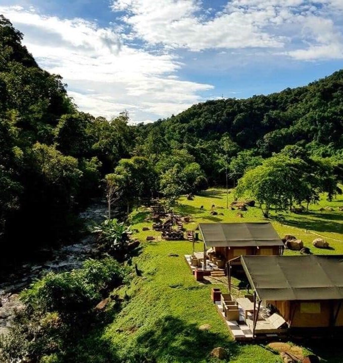 Luxe tenten in groene vallei in Laos