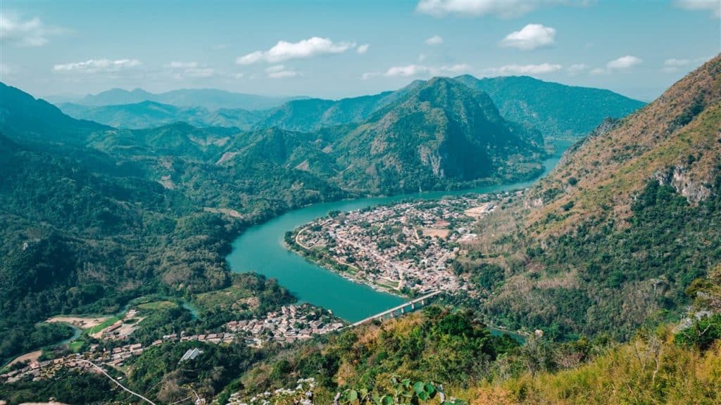 Uitzicht op rivier en bergen in Laos