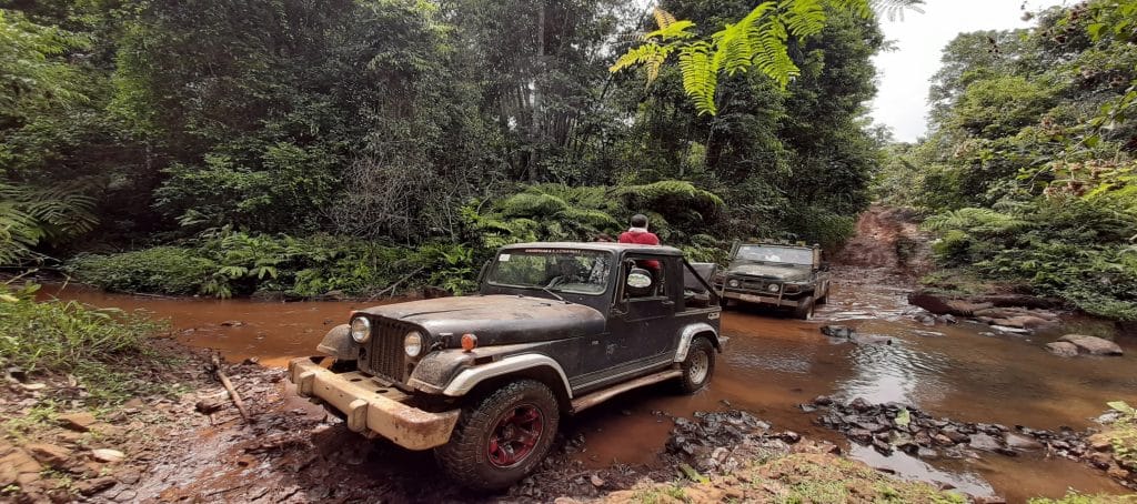 Jeeps tijdens safari in jungle van Laos