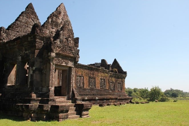 Oude tempelruïne op grasveld in Laos
