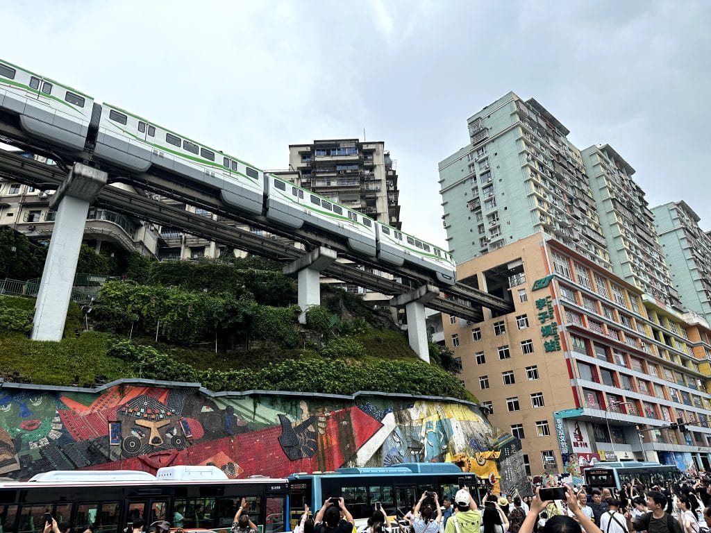 Monorail rijdt door gebouw in Chongqing, China