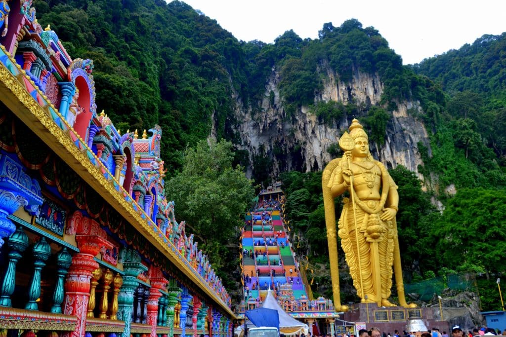 Kleurrijke trap en gouden standbeeld bij Batu Caves in Maleisië