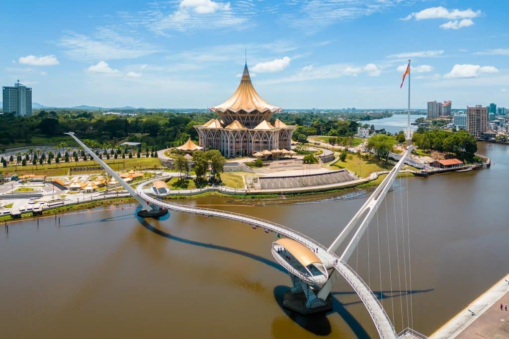 Moderne brug en parlementsgebouw in Kuching, Maleisië