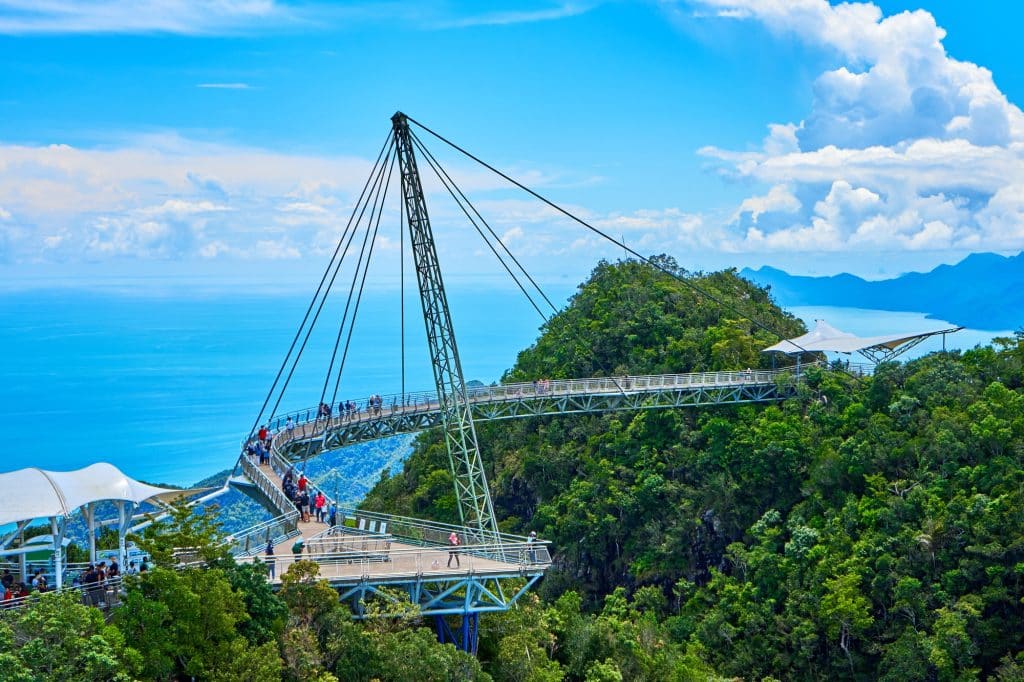 Hangbrug boven het regenwoud van Langkawi, Maleisië