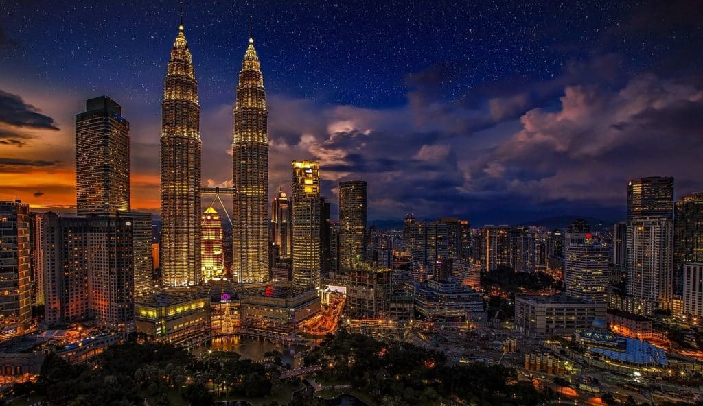 Verlichte skyline met Petronas Towers in Maleisië