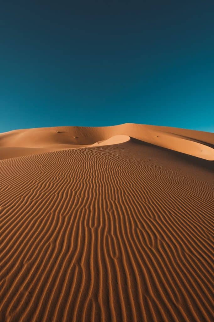 Zandduinen met golfpatroon in Erg Chebbi, Marokko