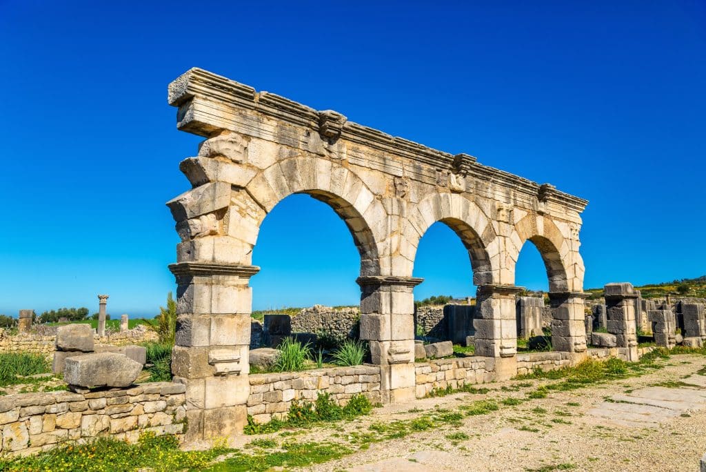 Romeinse ruïnes en bogen in Volubilis, Marokko