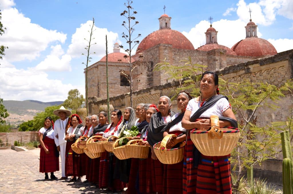Groep vrouwen in traditionele kleding in Mitla, Mexico