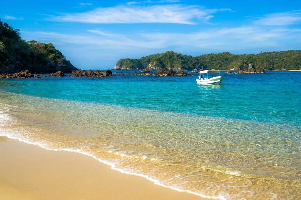 Goudkleurig strand en helderblauwe zee in Mexico