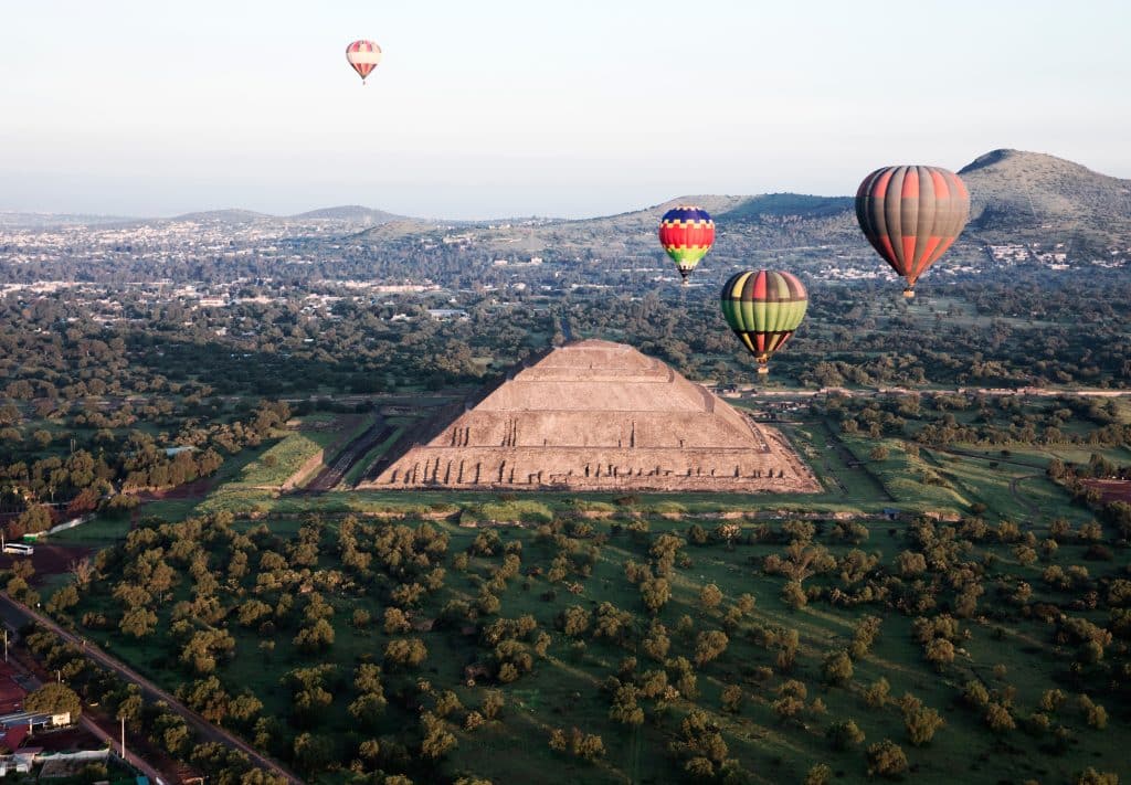 Luchtballonnen boven de Piramide van Teotihuacán