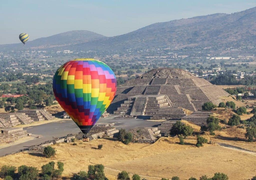 Luchtballon boven tempelcomplex in Teotihuacán, Mexico