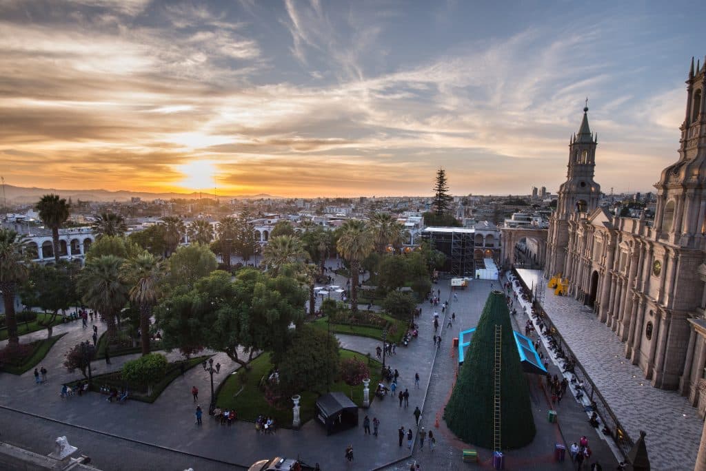 Plaza met kathedraal en palmbomen in Arequipa, Peru