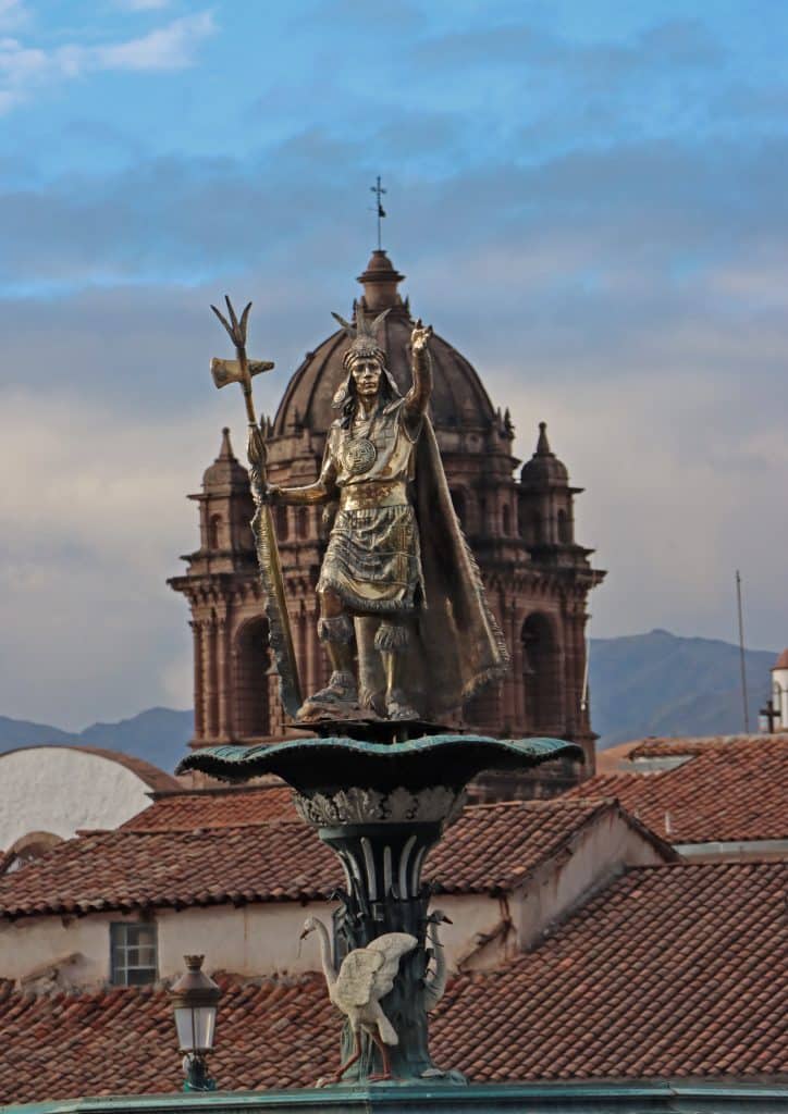 Standbeeld van Inca op fontein in Cusco, Peru