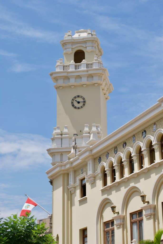 Klokkentoren en gevel van historisch gebouw in Lima, Peru | rondreis peru