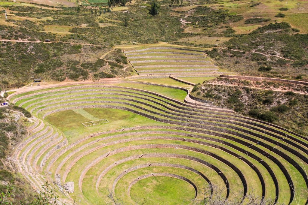 Cirkelvormige landbouwterrassen in heuvellandschap in Peru