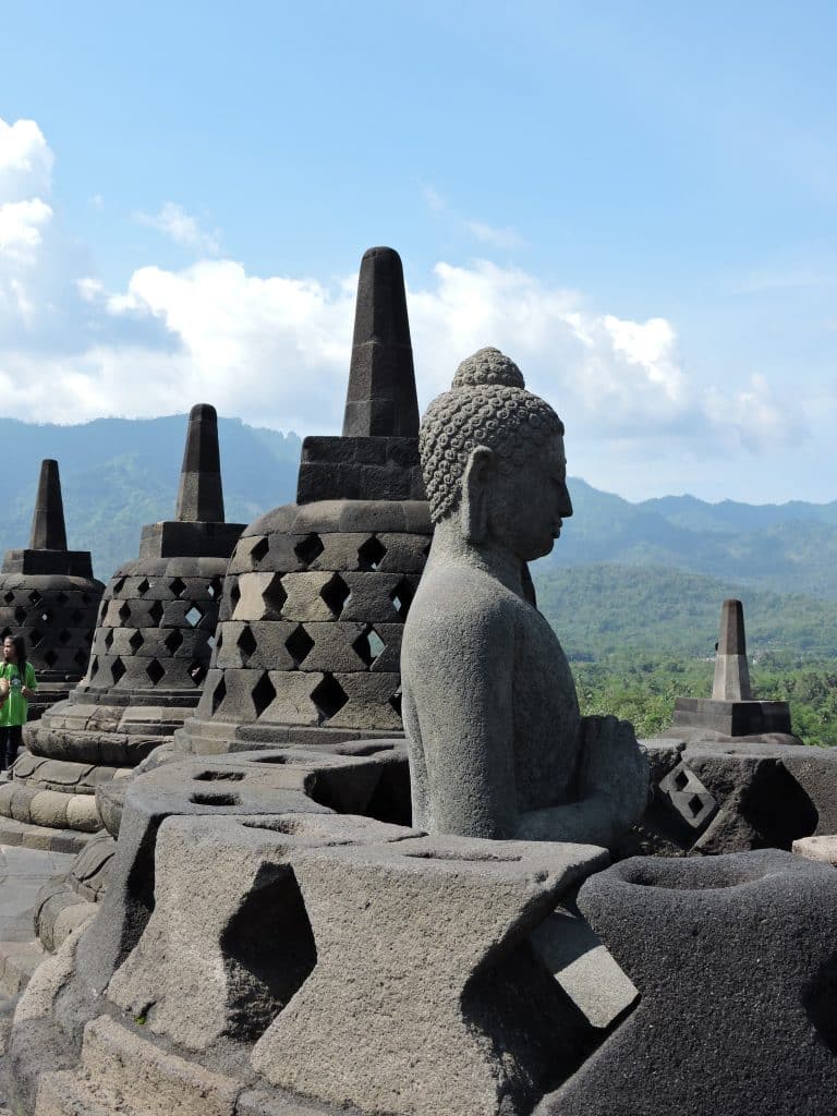 Boeddhabeeld en stoepa's in Borobudur, Indonesië