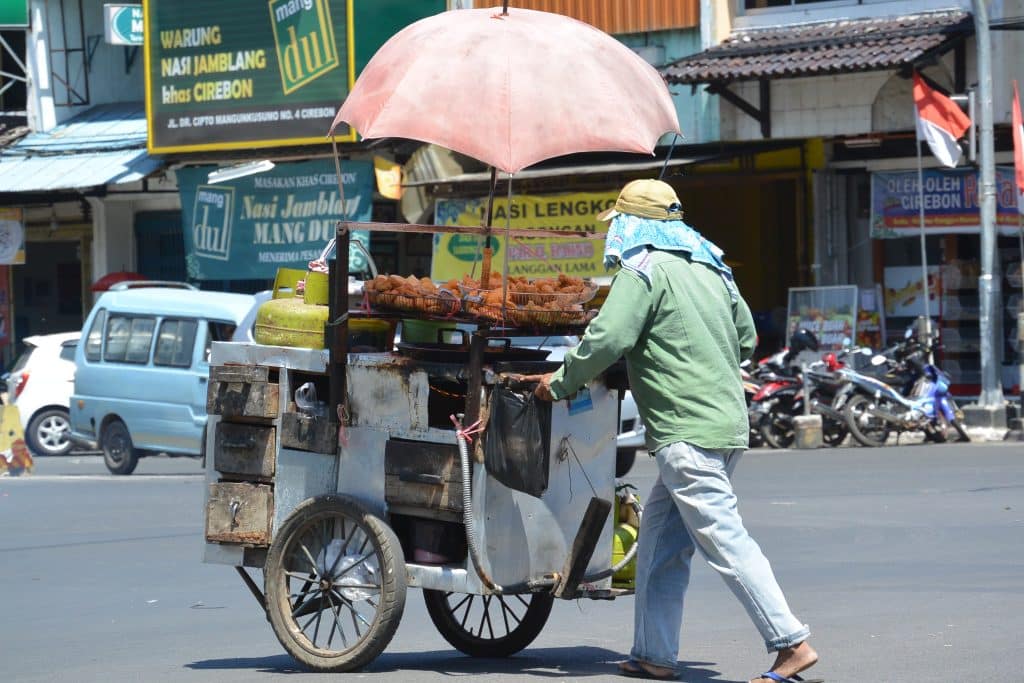 Straatverkoper met eetkar in Cirebon, Indonesië