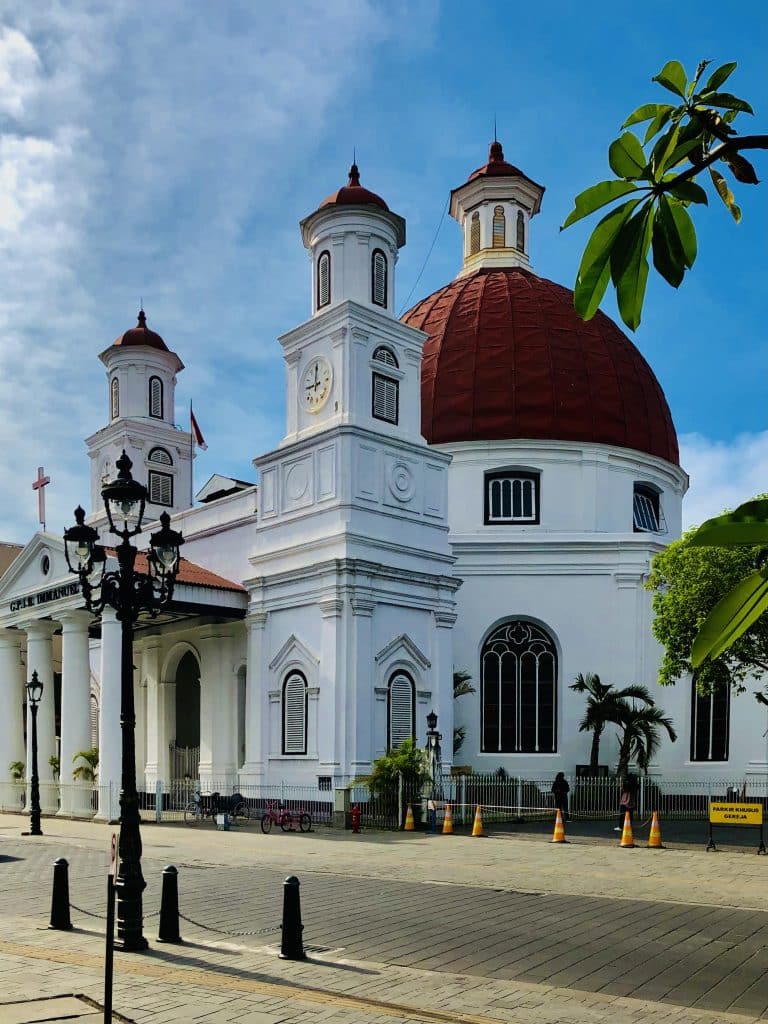 Witte kerk met rode koepel in Semarang, Indonesië