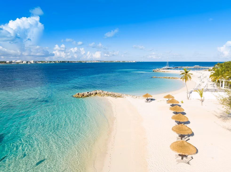 Strand en bomen op een privé-eiland op de Bahama's