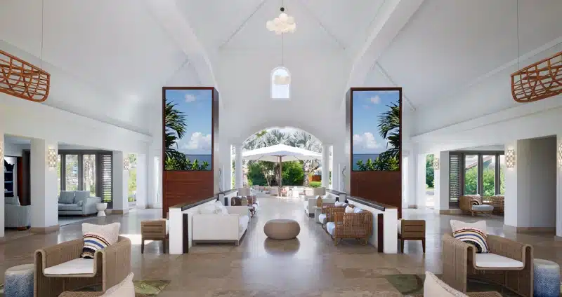 Lobby met zithoeken bij Sandals Royal Barbados