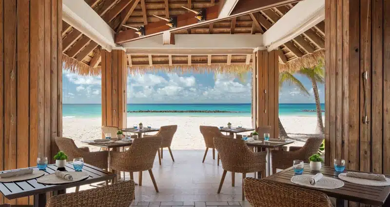 Restaurant aan het strand bij Sandals Royal Barbados