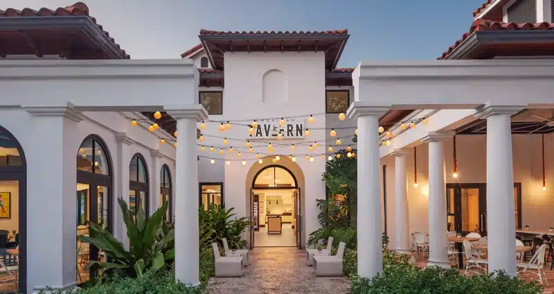 Buitenrestaurant met verlichting bij Sandals Royal Barbados
