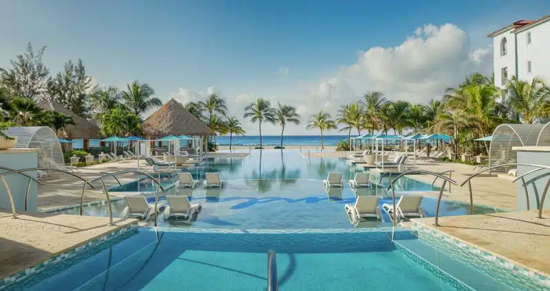 Infinitypool met palmbomen bij Sandals Royal Barbados