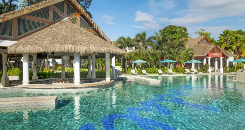 Zwembad met swim-up bar bij Sandals Royal Barbados