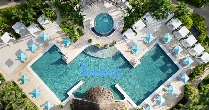 Luchtfoto zwembad bij Sandals Royal Barbados