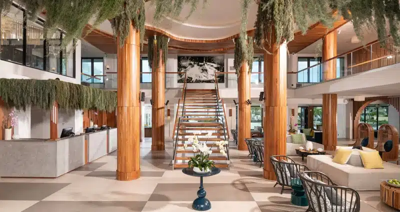 Lobby met houten accenten bij Sandals Dunn’s River