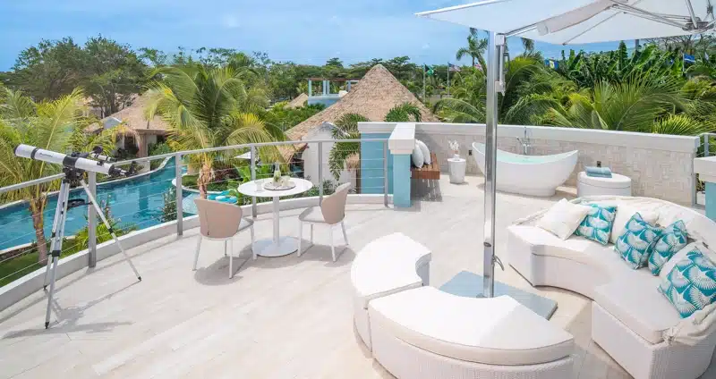 Dakterras met zithoek bij Sandals Dunn’s River