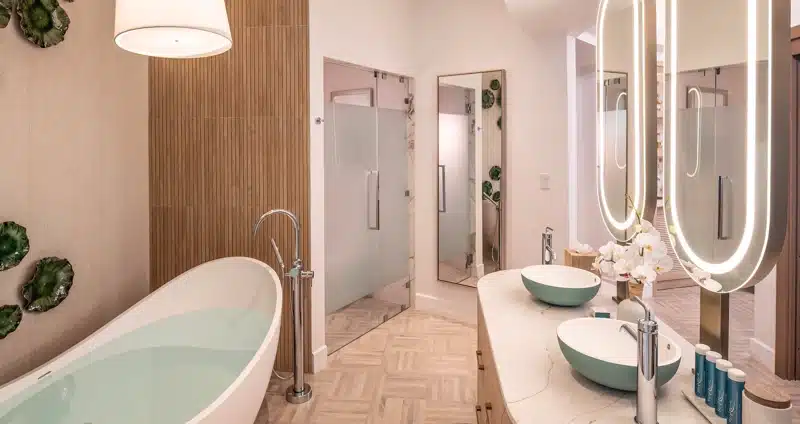 Badkamer met ligbad bij Sandals Dunn’s River