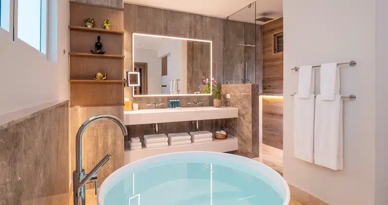 Badkamer met rond bad bij Sandals Dunn’s River