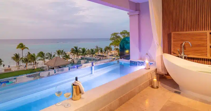 Balkon met zeezicht en bad bij Sandals Dunn’s River