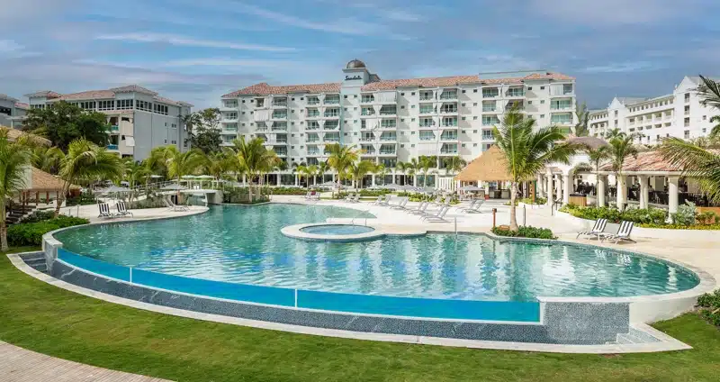 Resort en zwembad bij Sandals Dunn’s River Jamaica