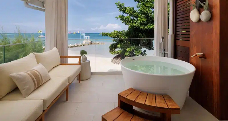 Badkuip bij Sandals Montego Bay met zicht op strand