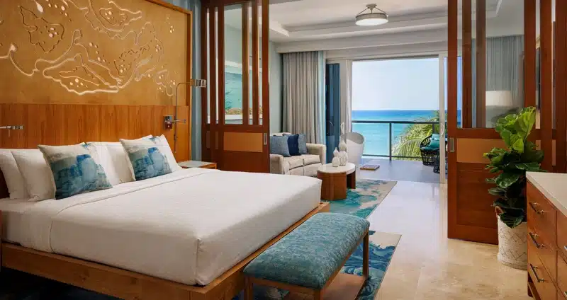 Luxe kamer bij Sandals Montego Bay met houten accenten