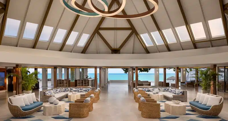 Lobby van Sandals Montego Bay met uitzicht op zee