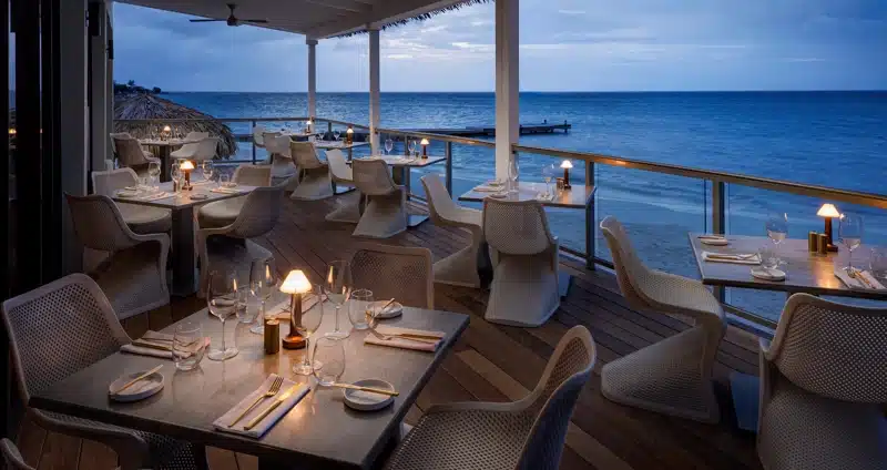 Restaurant van Sandals Montego Bay aan zee bij zonsondergang