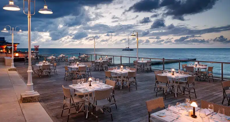 Terrasrestaurant van Sandals Montego Bay aan zee