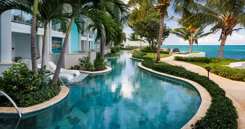 Zwembad bij kamers van Sandals Montego Bay met palmbomen