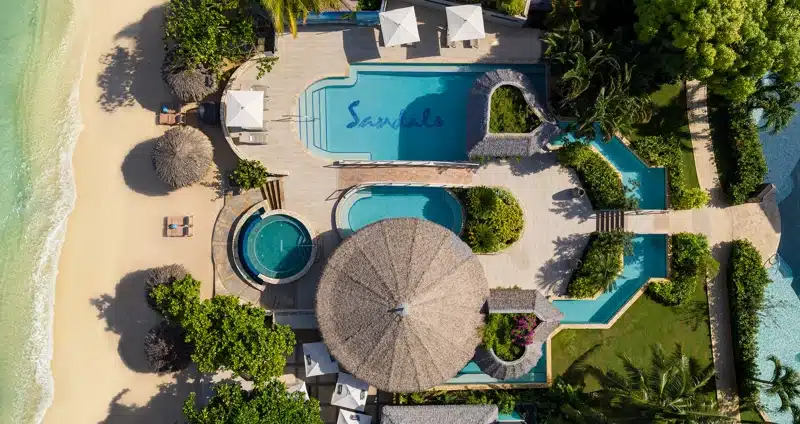 Zwembad en jacuzzi bij strand van Sandals Montego Bay